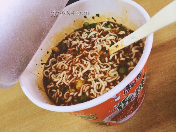 现在的食品科技下，腐乳与方便面调料鲜味对决：谁更胜一筹？